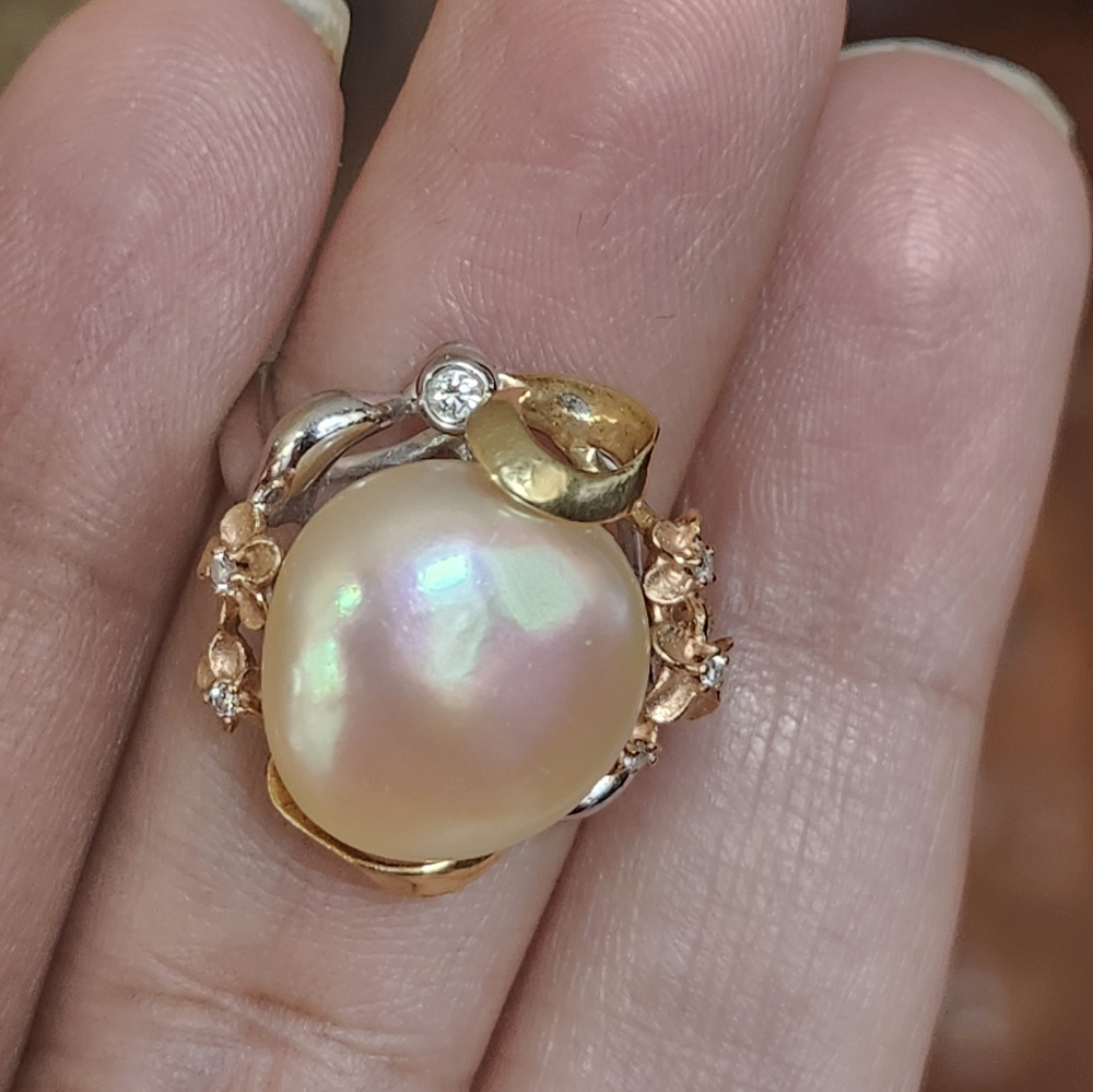 Beutifull 18k Gold Ring With Pearl And Diamond.